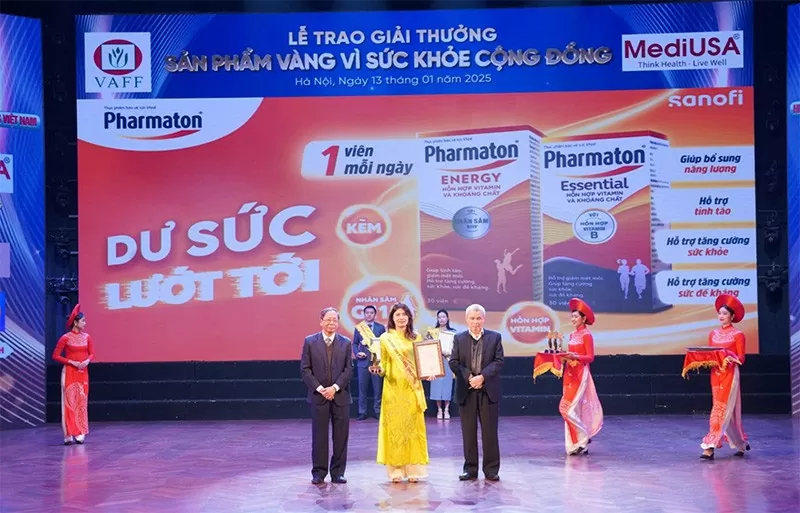  PGS.TS Trần Đáng - Chủ tịch Hiệp hội thực phẩm chức năng Việt Nam và TS. Nguyễn Bá Thủy - Nguyên thứ trưởng Bộ Y tế trao chứng nhận và Cup vàng cho Công ty Cổ phần Sanofi Việt Nam