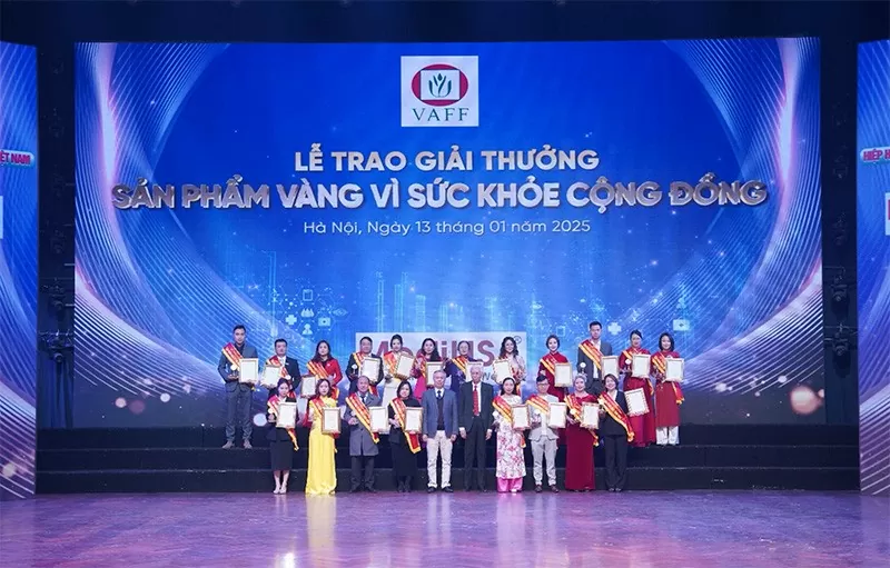 TS. Nguyễn Hùng Long - Phó Cục trưởng Cục An toàn thực phẩm và GS.TS Lê Văn Truyền - Nguyên thứ trưởng Bộ Y tế chụp ảnh lưu niệm với các doanh nghiệp đạt giải