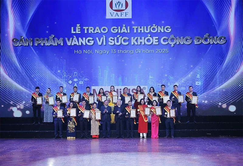 PGS.TS Trần Đáng - Chủ tịch Hiệp hội thực phẩm chức năng Việt Nam và TS. Nguyễn Bá Thủy - nguyên thứ trưởng Bộ Y tế chụp ảnh lưu niệm với các doanh nghiệp đạt giải