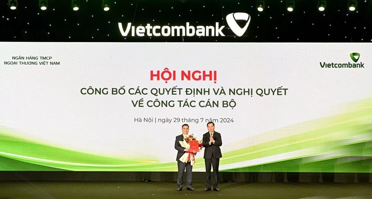 Đ/c Nguyễn Long Hải - Ủy viên dự khuyết BCH Trung ương Đảng, Bí thư Đảng ủy Khối DNTW (bên phải) trao Quyết định và tặng hoa chúc mừng đ/c Nguyễn Thanh Tùng, tân Bí thư Đảng ủy, Chủ tịch HĐQT Vietcombank. (Nguồn: VCB) Đ/c Nguyễn Long Hải - Ủy viên dự khuyết BCH Trung ương Đảng, Bí thư Đảng ủy Khối DNTW (bên phải) trao Quyết định và tặng hoa chúc mừng đ/c Nguyễn Thanh Tùng, tân Bí thư Đảng ủy, Chủ tịch HĐQT Vietcombank. (Nguồn: VCB)