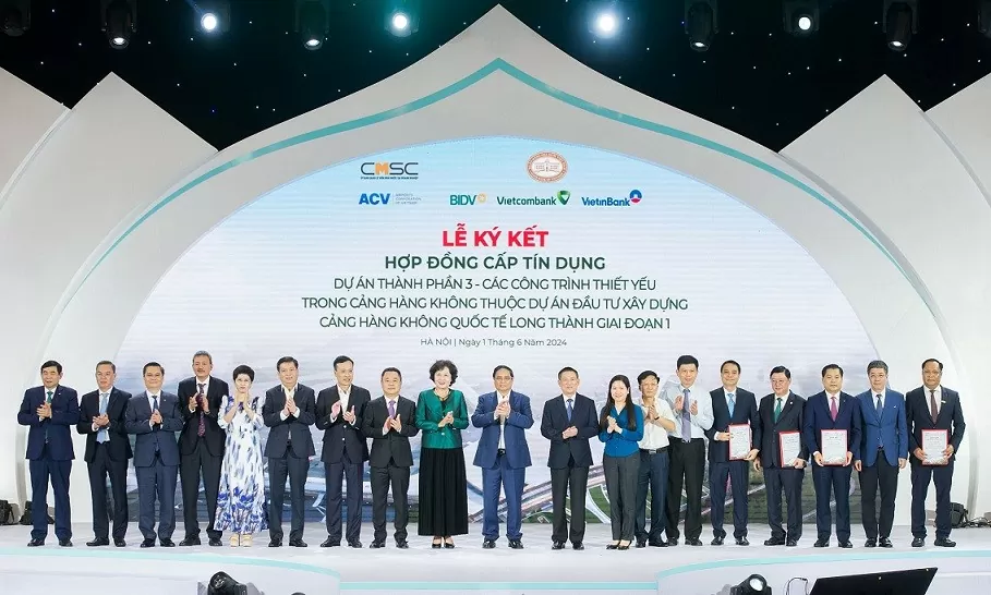 Thủ tướng Chính phủ Phạm Minh Chính (thứ 10 từ trái sang), Thống đốc NHNN Nguyễn Thị Hồng (thứ 9 từ trái sang) cùng đại diện Vietcombank - đồng chí Nguyễn Thanh Tùng - Chủ tịch HĐQT Vietcombank và các đối tác tại Lễ ký kết Thủ tướng Chính phủ Phạm Minh Chính (thứ 10 từ trái sang), Thống đốc NHNN Nguyễn Thị Hồng (thứ 9 từ trái sang) cùng đại diện Vietcombank - đồng chí Nguyễn Thanh Tùng - Chủ tịch HĐQT Vietcombank và các đối tác tại Lễ ký kết