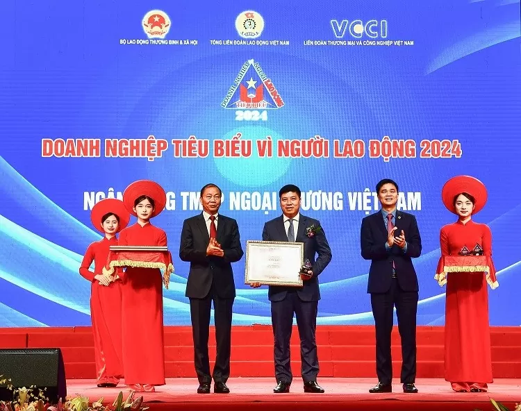 Đại diện Vietcombank, ông Hồng Quang - Thành viên HĐQT, Giám đốc Khối Nhân sự, Chủ tịch Công đoàn nhận vinh danh Vietcombank năm 2024 - thêm 10 dấu son mới trên chặng đường phát triển bền vững