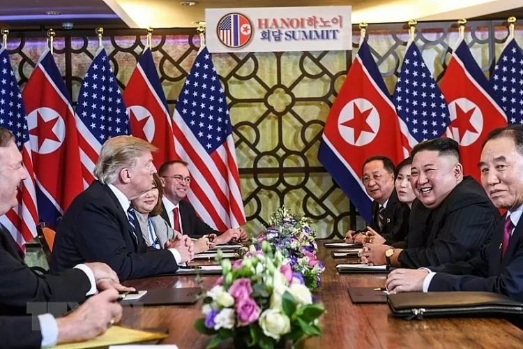 Tổng thống Mỹ Donald Trump và Chủ tịch Triều Tiên Kim Jong-un tại cuộc họp mở rộng với các quan chức hai nước trong ngày thứ hai của Hội nghị thượng đỉnh Mỹ-Triều lần hai ở Hà Nội, ngày 28/2/2019. (Ảnh: AFP/TTXVN). Tổng thống Mỹ Donald Trump và Chủ tịch Triều Tiên Kim Jong-un tại cuộc họp mở rộng với các quan chức hai nước trong ngày thứ hai của Hội nghị thượng đỉnh Mỹ-Triều lần hai ở Hà Nội, ngày 28/2/2019. (Ảnh: AFP/TTXVN).