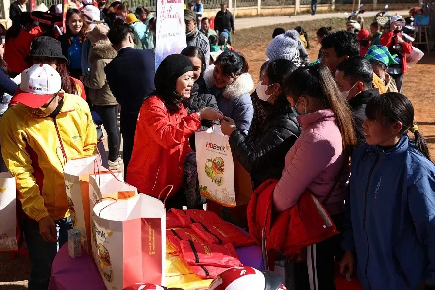 Mang Tết sớm, Tết ấm no đến với đồng bào vùng cao Mang Tết ấm no đến với đồng bào vùng cao