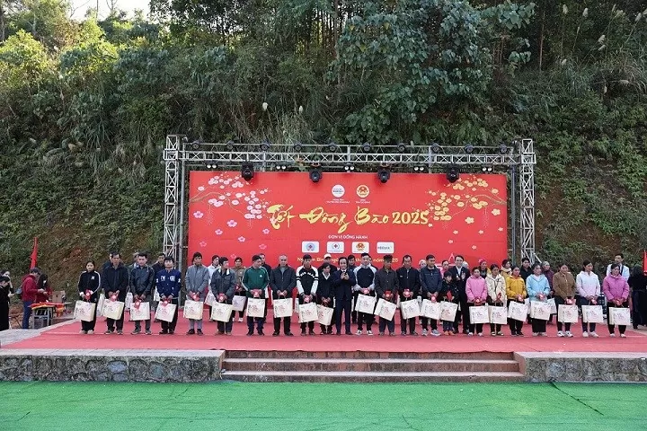 Mang Tết sớm, Tết ấm no đến với đồng bào vùng cao Mang Tết ấm no đến với đồng bào vùng cao