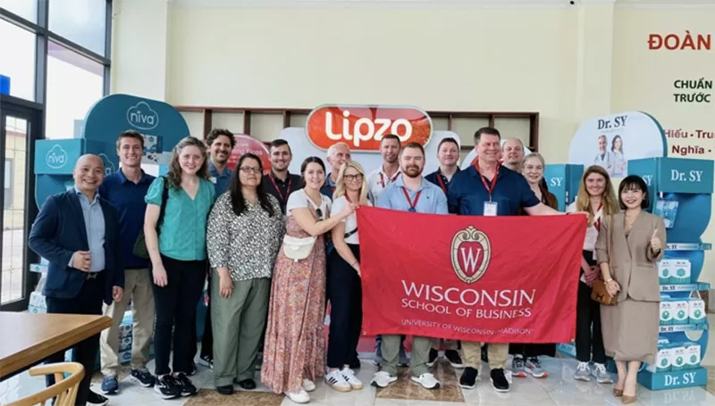 Chuyến thăm của đoàn giáo sư và sinh viên sau cao học từ Đại học Wisconsin đến Diligo Việt Nam.