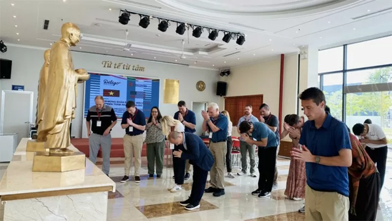 Giáo sư Randall B. Dunham - Trưởng Khoa Nghiên cứu Trải nghiệm toàn cầu đã đại diện đoàn đảnh lễ Đức Phật, Đức Trưởng Lão.