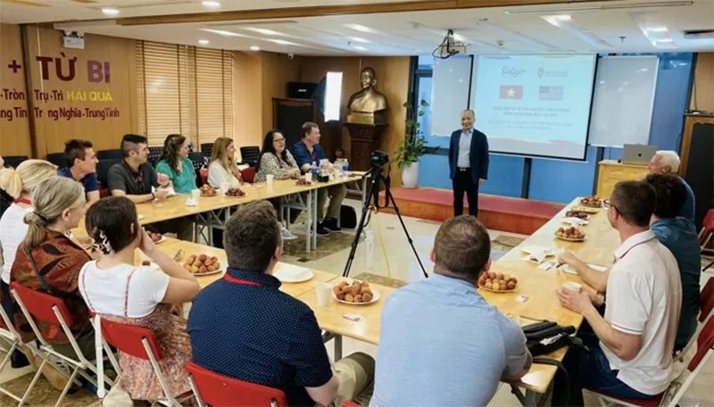 CEO Vũ Đức Sỹ chia sẻ những triết lý đạo đức nhân bản, nhân quả của Đức Phật cho đoàn nghiên cứu.