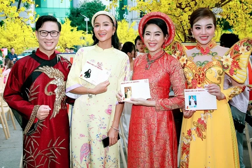Từ trái qua: MC Anh Quân, Hoa hậu H'Hen Niê, MC Quỳnh Hoa và Á hậu điện ảnh Thư Đình hội ngộ ở sự kiện chiều 13/1. Đây là lần thứ 18 Lễ hội Tết Việt được tổ chức với hàng loạt hoạt động mừng năm mới đậm bản sắc văn hóa dân tộc, lan tỏa các giá trị truyền thống đến cộng đồng. Chương trình thu hút đông đảo nghệ sĩ và người dân TP. Hồ Chí Minh tham dự.