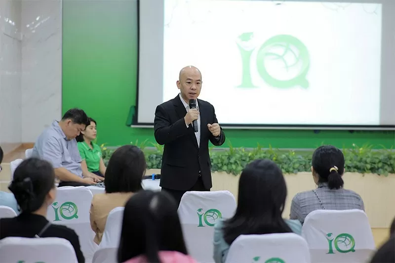 Nguyễn Bá Hùng, CEO của IQ School, đã chia sẻ rằng việc từ bỏ và sắp xếp lại cuộc sống là chìa khóa để đạt được sự cân bằng giữa công việc và cuộc sống cá nhân.
