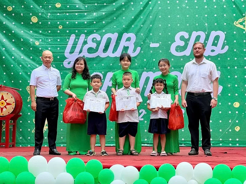 Ông Nguyễn Bá Hùng - CEO IQ School chia sẻ những kinh nghiệm quý báu với các em học sinh, giúp các em phát triển tư duy và kỹ năng sống.
