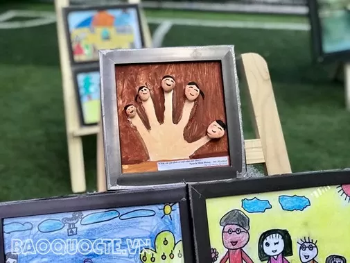 Ông Nguyễn Bá Hùng tham gia triển lãm tranh gây quỹ hỗ trợ trẻ em khuyết tật và các hoàn cảnh khó khăn trong xã hội (13/01/2019).