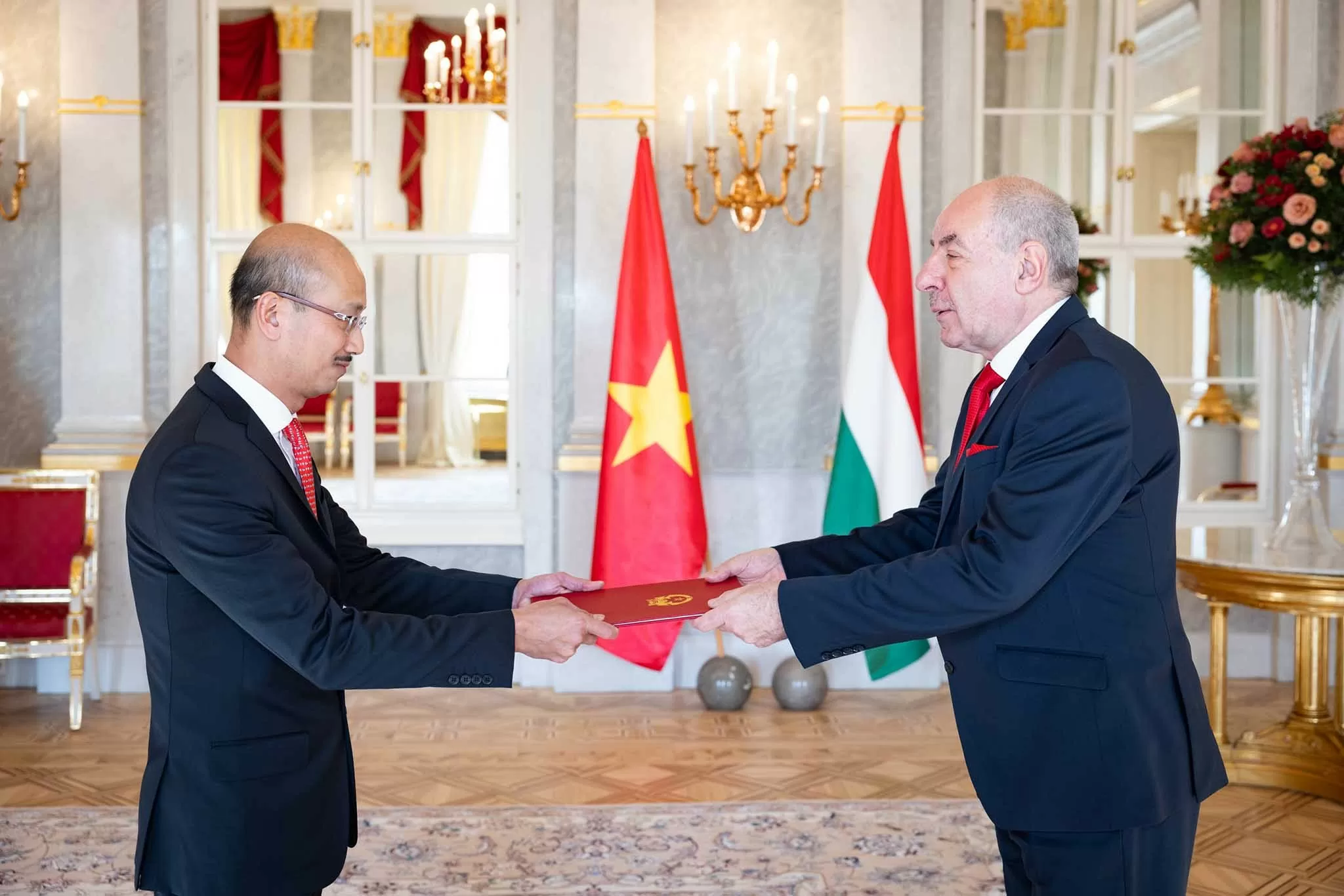 Đại sứ Bùi Lê Thái trình Thư ủy nhiệm lên Tổng thống Hungary Sulyok Tamás Đại sứ Bùi Lê Thái trình Thư ủy nhiệm lên Tổng thống Hungary Sulyok Tamás