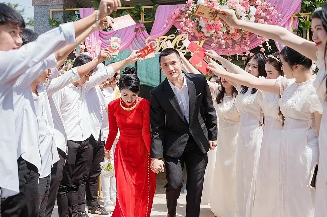 Đình Triệu là một trong những cầu thủ nổi bật của tuyển Việt Nam trong thành tích vô địch ASEAN Cup 2024. Chính vì thế, đời sống cá nhân của anh được rất nhiều người quan tâm. Thủ thành CLB Hải Phòng đã kết hôn và có một cô con gái. Đình Triệu là một trong những cầu thủ nổi bật của tuyển Việt Nam trong thành tích vô địch ASEAN Cup 2024. Chính vì thế, đời sống cá nhân của anh được rất nhiều người quan tâm. Thủ thành CLB Hải Phòng đã kết hôn và có một cô con gái.