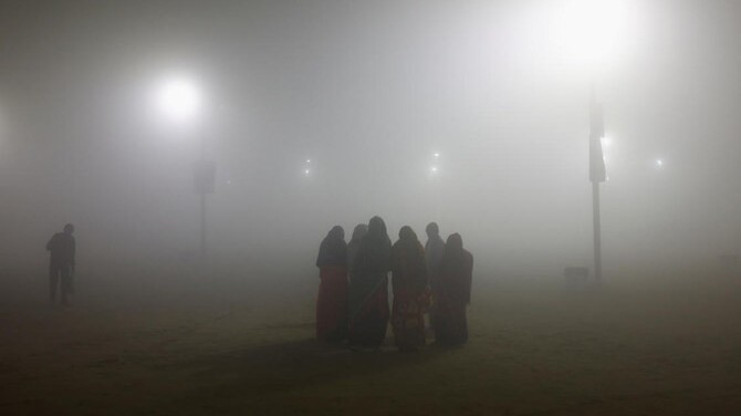 Ấn Độ vật lộn với tình trạng sương mù dày đặc và ô nhiễm không khí