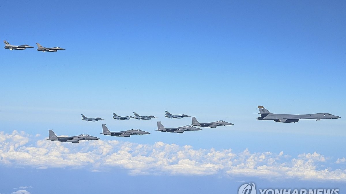 Triều Tiên lặng im sau vụ phóng loạt tên lửa một ngày trước, Mỹ-Nhật-Hàn hành động, tung ra cả máy bay ném bom