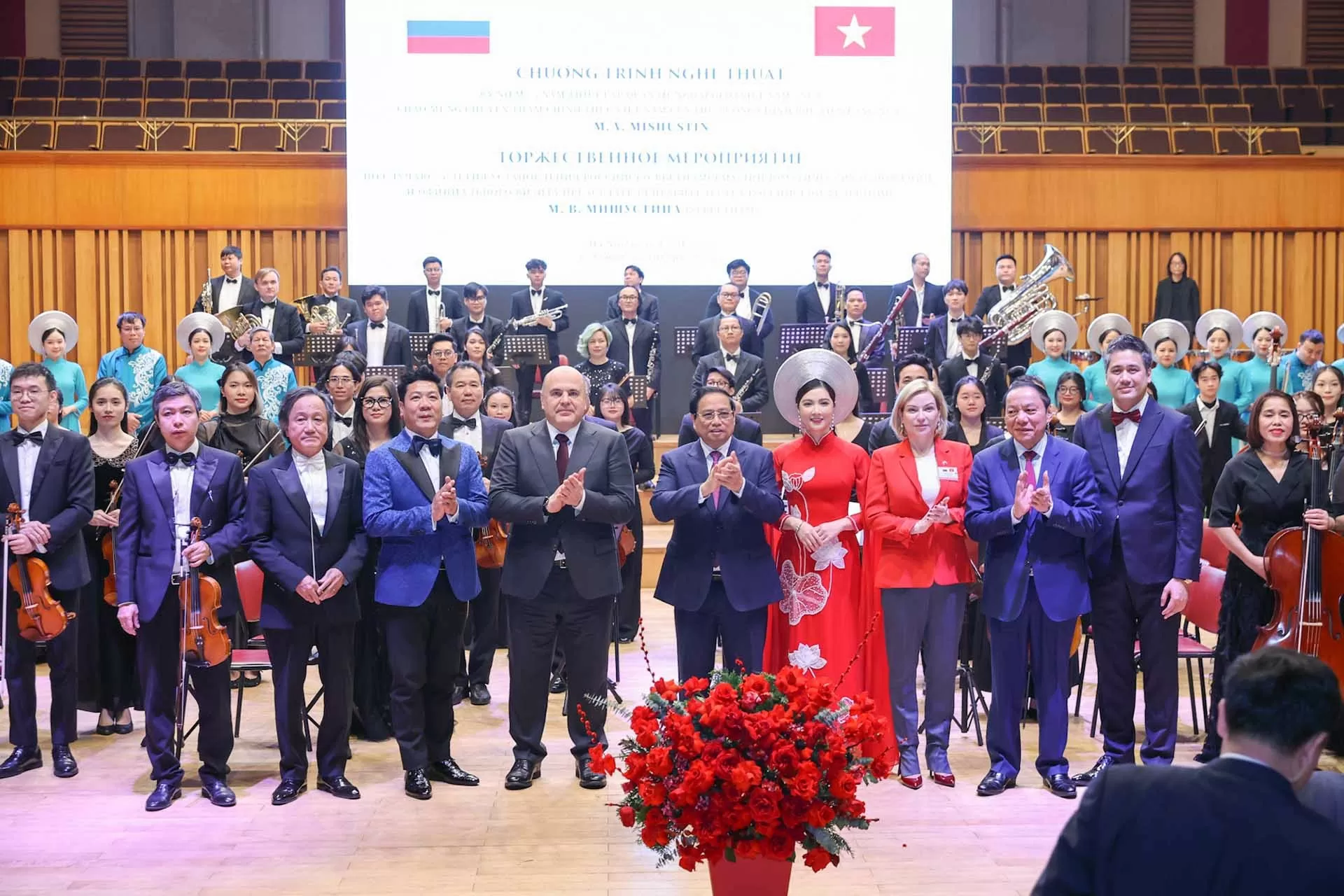 Thủ tướng Phạm Minh Chính và Thủ tướng Liên bang Nga Mikhail Vladimirovich Mishustin chụp ảnh chung với các nghệ sĩ tại chương trình. (Nguồn: VGP)
