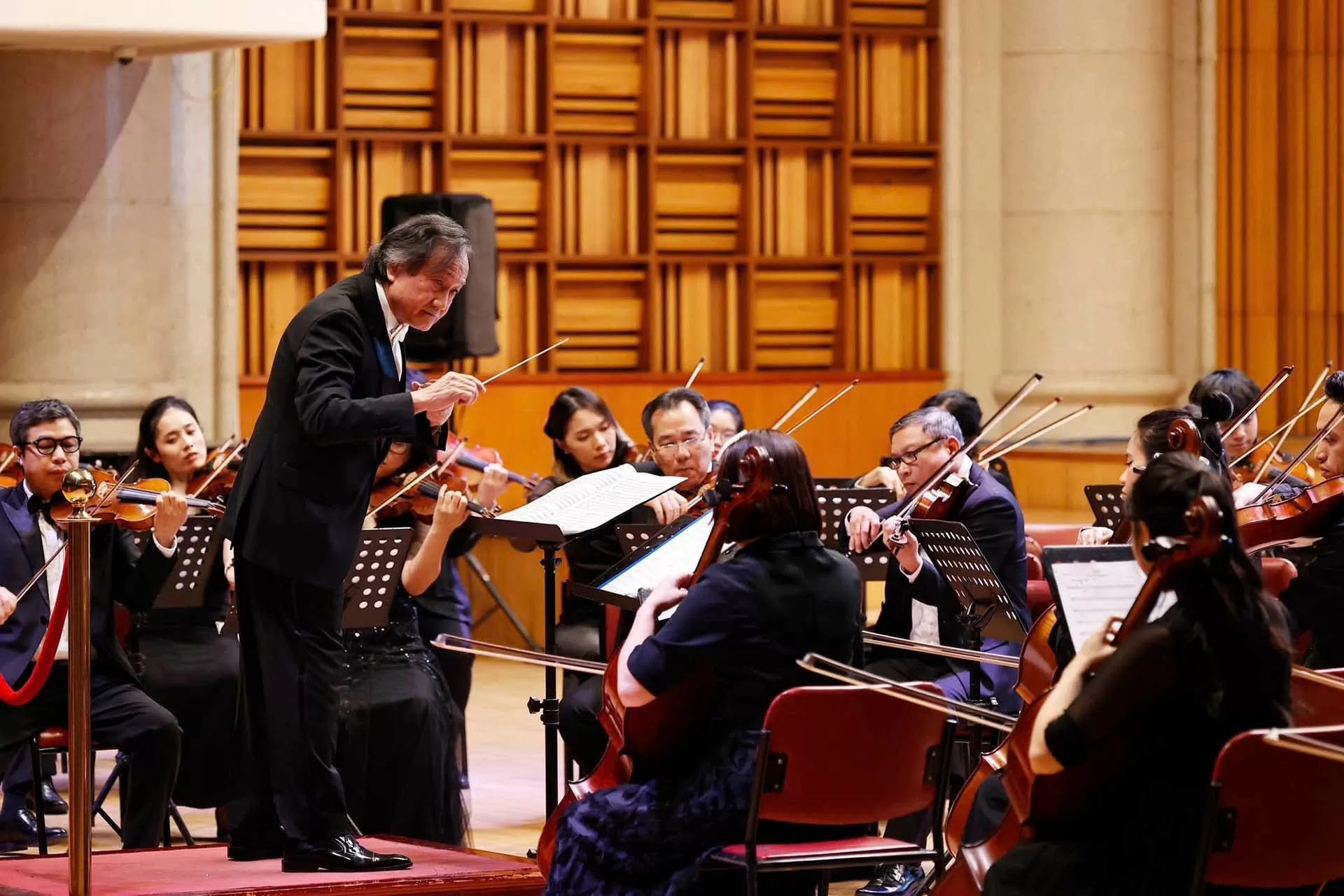 Thủ tướng Việt Nam và Liên bang Nga dự chương trình biểu diễn nghệ thuật kỷ niệm 75 năm thiết lập quan hệ ngoại giao giữa hai nước Thủ tướng Việt Nam và Liên bang Nga dự chương trình biểu diễn nghệ thuật kỷ niệm 75 năm thiết lập quan hệ ngoại giao giữa hai nước