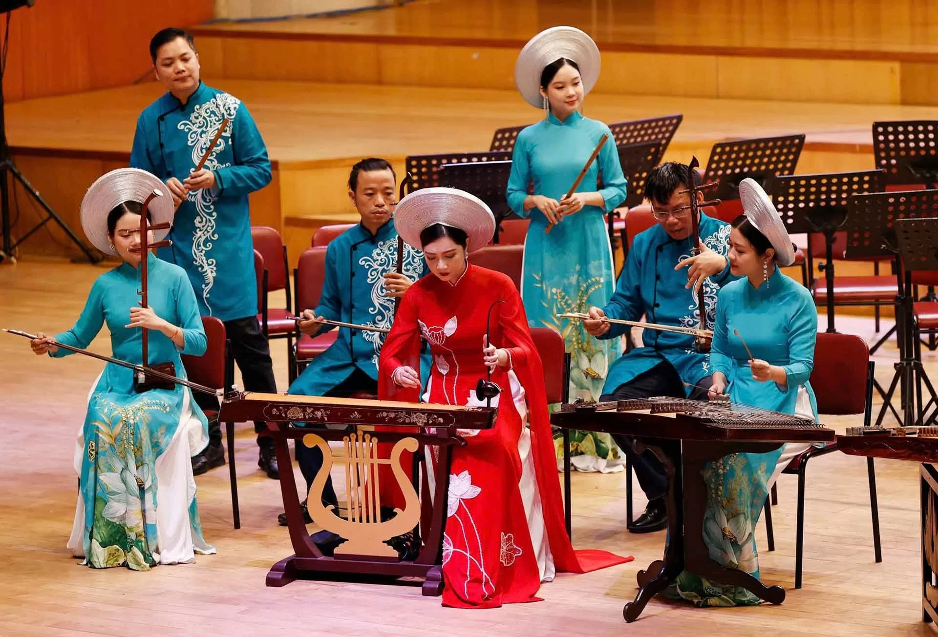 Thủ tướng Việt Nam và Liên bang Nga dự chương trình biểu diễn nghệ thuật kỷ niệm 75 năm thiết lập quan hệ ngoại giao giữa hai nước Thủ tướng Việt Nam và Liên bang Nga dự chương trình biểu diễn nghệ thuật kỷ niệm 75 năm thiết lập quan hệ ngoại giao giữa hai nước