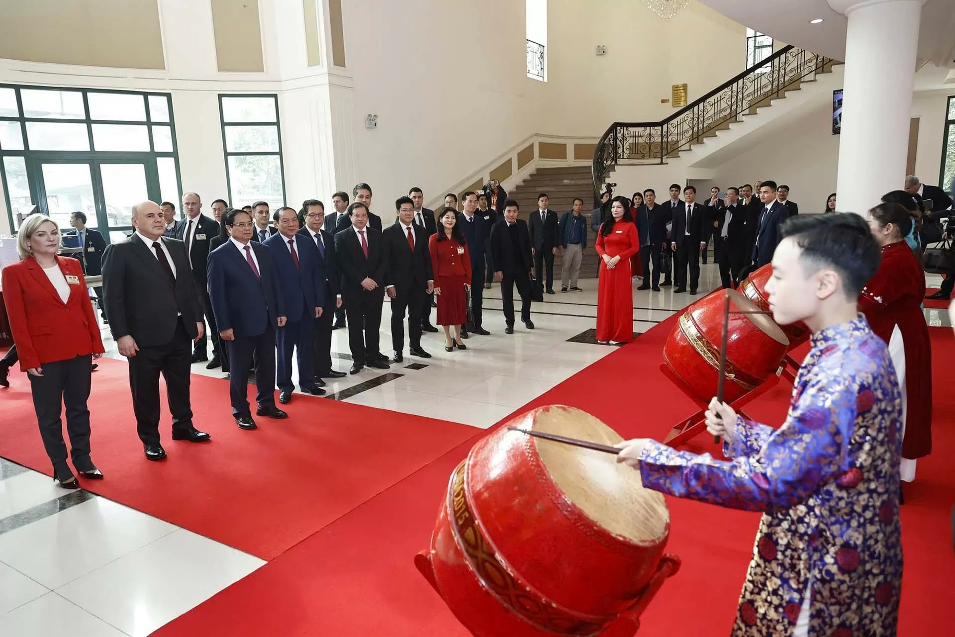 Thủ tướng Việt Nam và Liên bang Nga dự chương trình biểu diễn nghệ thuật kỷ niệm 75 năm thiết lập quan hệ ngoại giao giữa hai nước Thủ tướng Việt Nam và Liên bang Nga dự chương trình biểu diễn nghệ thuật kỷ niệm 75 năm thiết lập quan hệ ngoại giao giữa hai nước