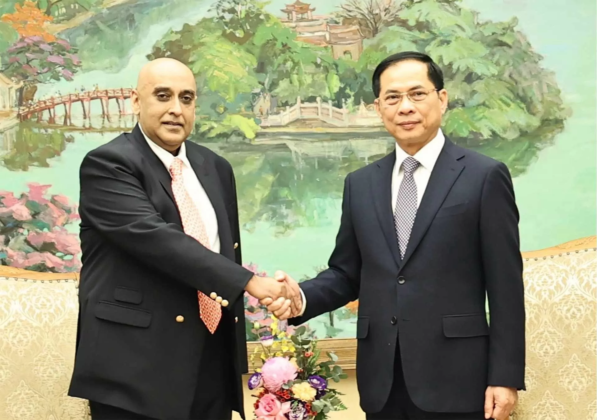 Phó Thủ tướng, Bộ trưởng Ngoại giao Bùi Thanh Sơn tiếp Chủ tịch Tập đoàn Makara Capital Phó Thủ tướng, Bộ trưởng Ngoại giao Bùi Thanh Sơn tiếp Chủ tịch Tập đoàn Makara Capital