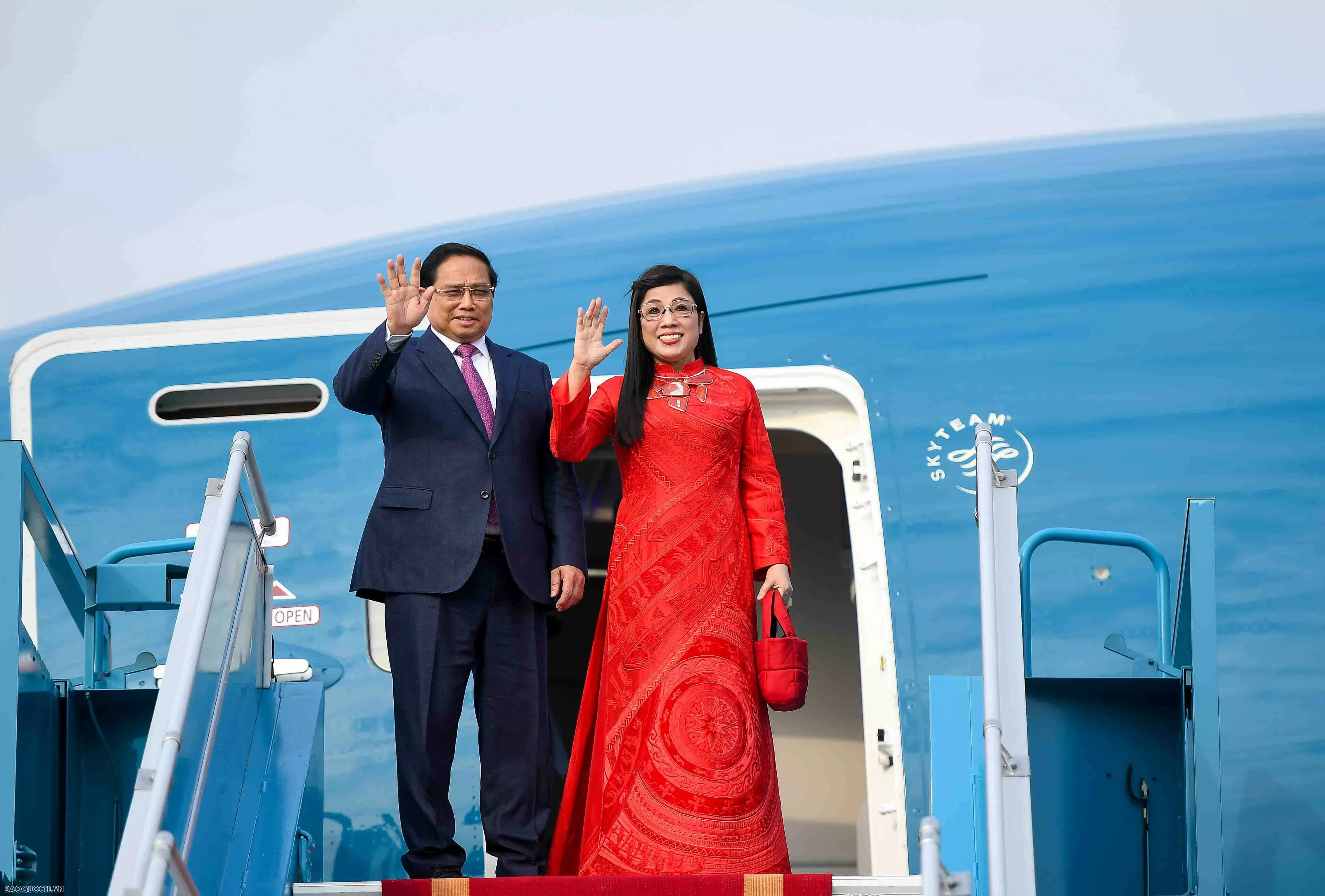 Chiều ngày 15/1, Thủ tướng Phạm Minh Chính và Phu nhân Lê Thị Bích Trân cùng đoàn đại biểu cấp cao Việt Nam đã lên đường, bắt đầu chuyến thăm Ba Lan, Cộng hòa Czech và tham dự WEF Davos tại Thuỵ Sỹ.(Ảnh: Nguyễn Hồng)