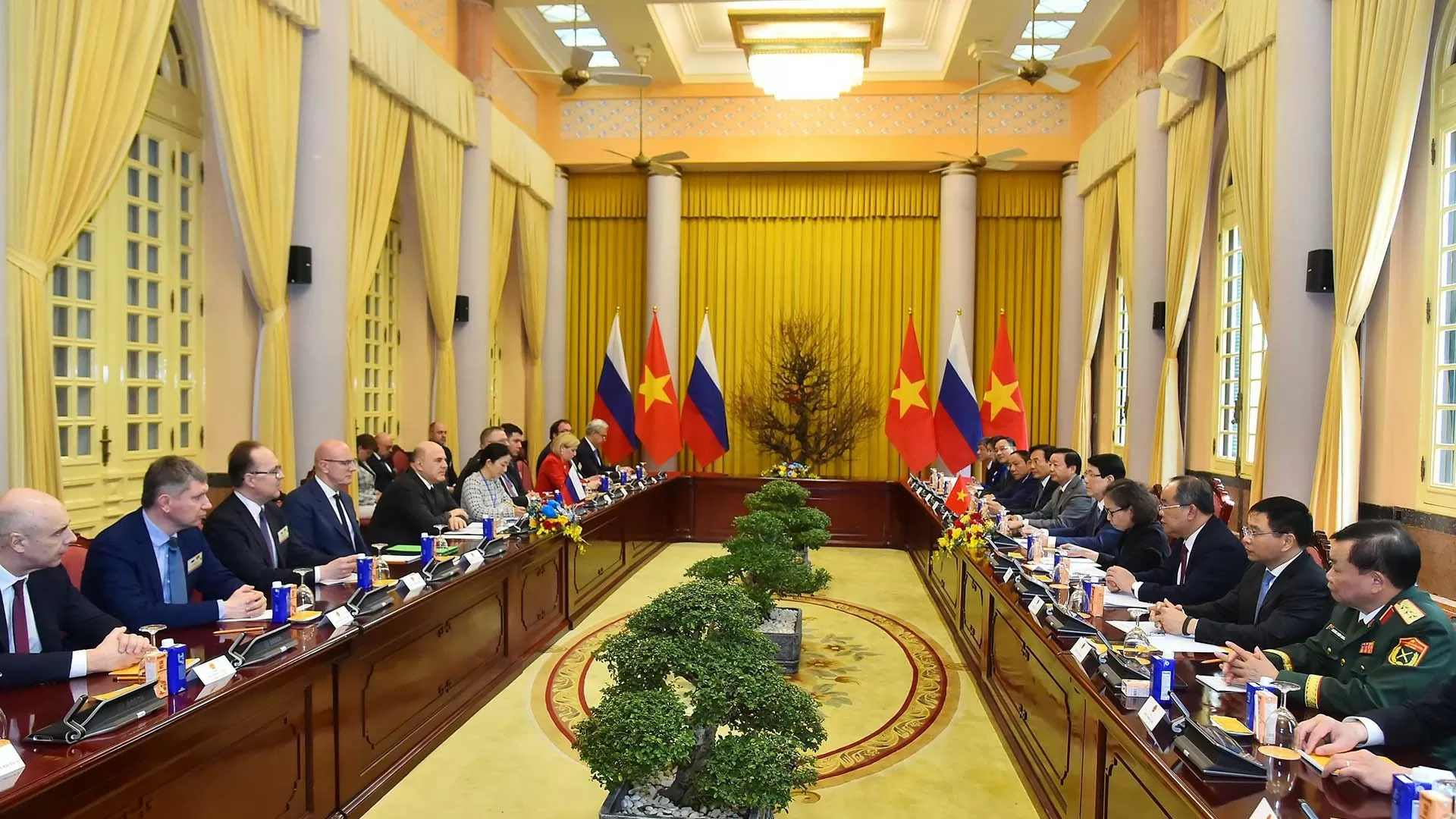 Chủ tịch nước Lương Cường tiếp Thủ tướng Liên bang Nga Mikhail Vladimirovich Mishustin. (Nguồn: nhandan.vn) Chủ tịch nước Lương Cường tiếp Thủ tướng Liên bang Nga Mikhail Vladimirovich Mishustin. (Nguồn: nhandan.vn)
