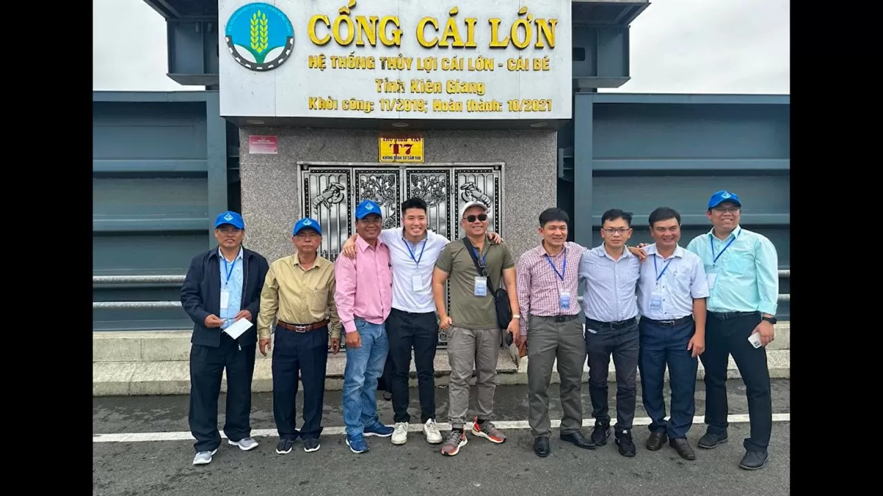 Các học viên và đại biểu Chương trình Lãnh đạo Mekong tham quan hệ thống công trình thủy lợi Cái Lớn - Cái Bé tại Kiên Giang. Các học viên và đại biểu Chương trình Lãnh đạo Mekong tham quan hệ thống công trình thủy lợi Cái Lớn - Cái Bé tại Kiên Giang.
