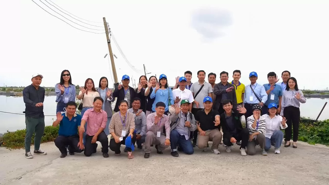 Các học viên chụp ảnh lưu niệm tại cánh đồng sản xuất theo mô hình hệ sinh thái ngọt, mặn, lợ luân phiên…