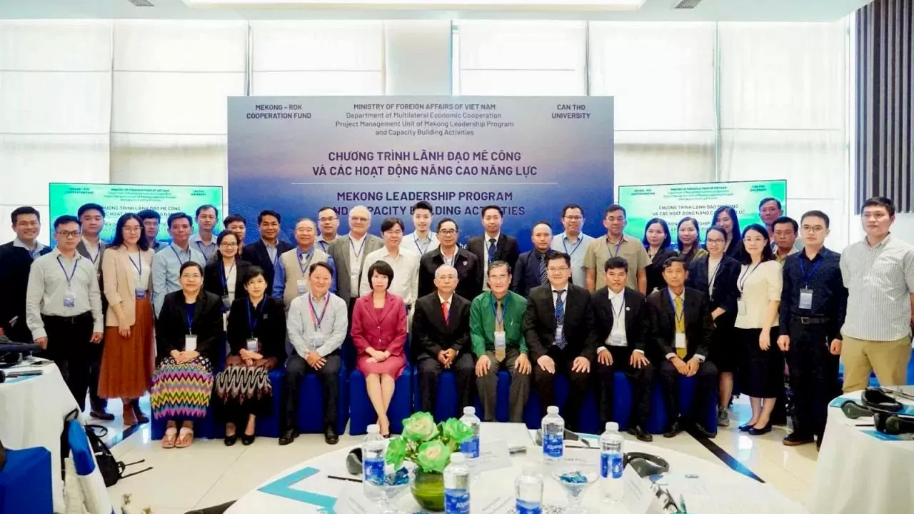 Các đại biểu tham dự Chương trình Lãnh đạo Mekong tại Việt Nam chụp ảnh lưu niệm.