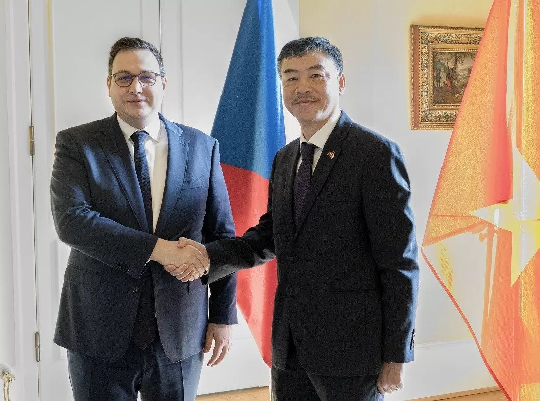 Đại sứ Dương Hoài Nam: Tầm cao mới, cơ hội mới cho quan hệ Việt Nam-Cộng hòa Czech Đại sứ Dương Hoài Nam: Tầm cao mới, cơ hội mới cho quan hệ Việt Nam-Cộng hòa Czech