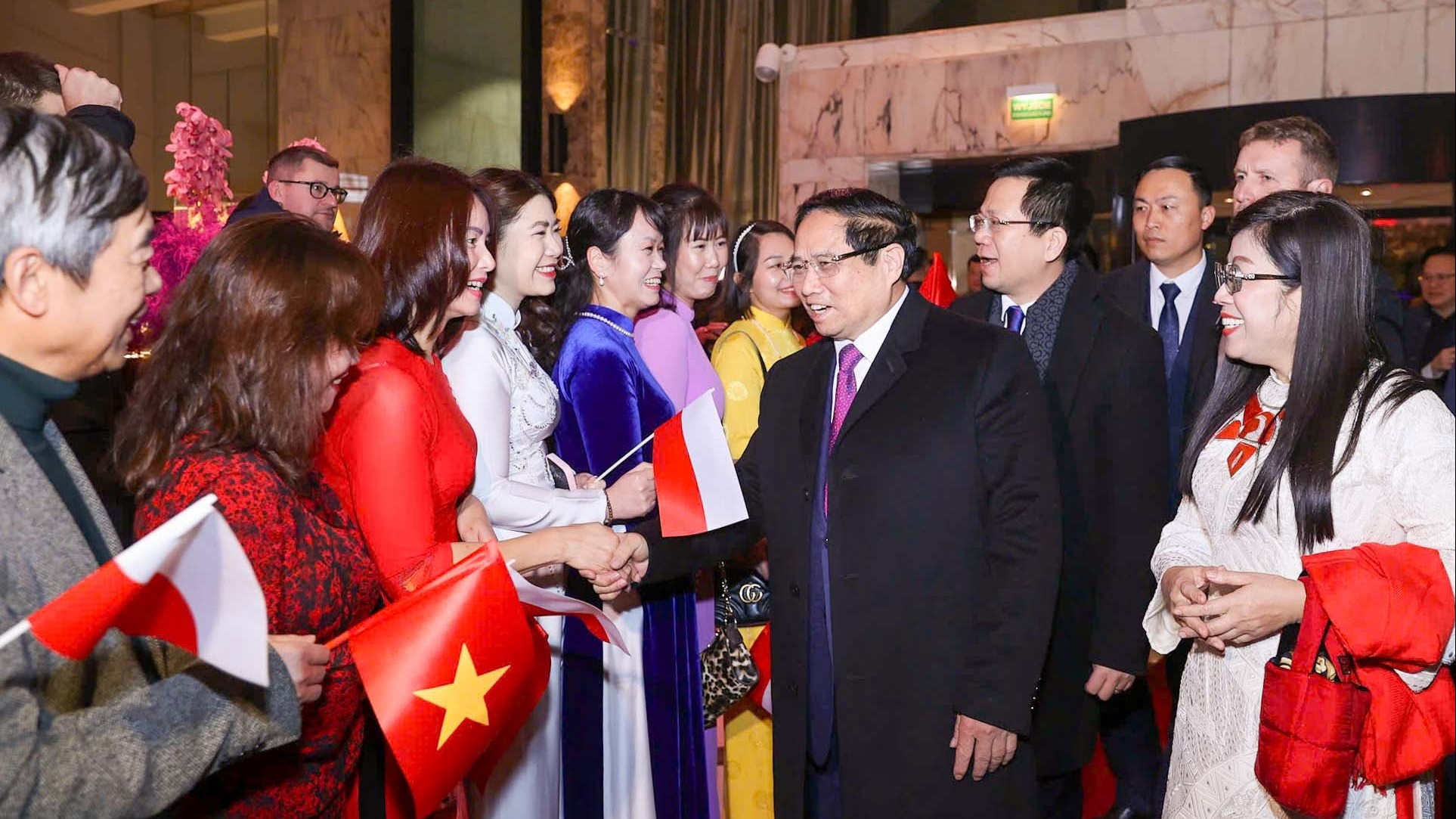 thu tuong pham minh chinh va phu nhan den warsaw bat dau chuyen tham chinh thuc ba lan