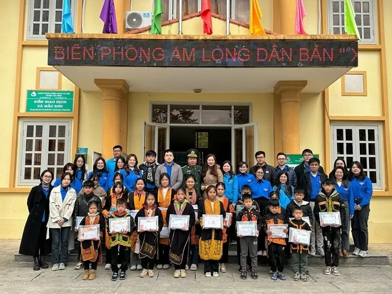 Thanh niên Ngoại giao mang 'Xuân biên cương - nâng bước em đến trường' đến với đồng bào biên giời phía Bắc