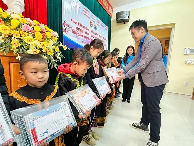 Thanh niên Ngoại giao mang 'Xuân biên cương - nâng bước em đến trường' đến với đồng bào biên giời phía Bắc Thanh niên Ngoại giao mang 'Xuân biên cương - nâng bước em đến trường' đến với đồng bào biên giời phía Bắc