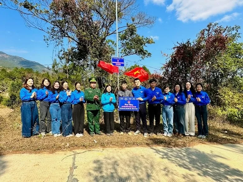 Thanh niên Ngoại giao mang 'Xuân biên cương - nâng bước em đến trường' đến với đồng bào biên giời phía Bắc