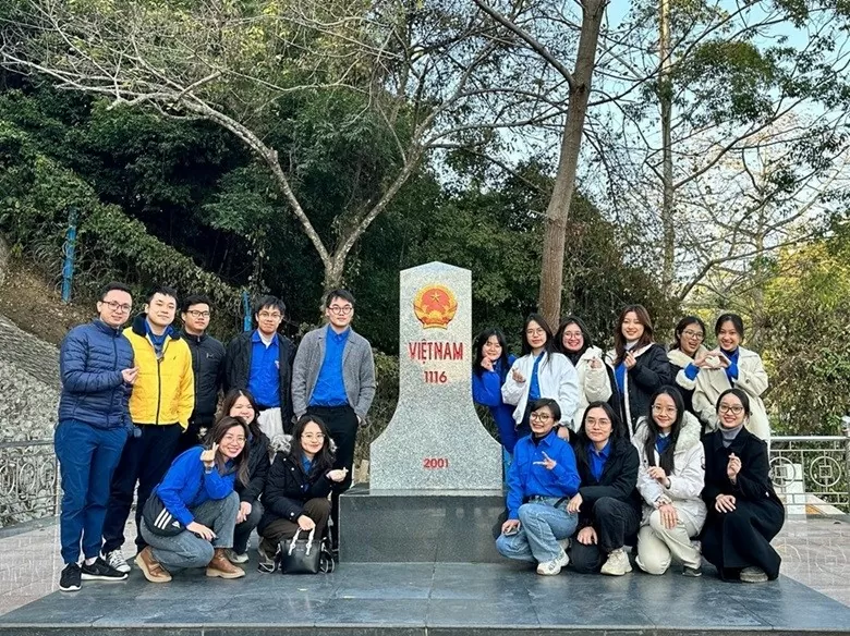 Thanh niên Ngoại giao mang 'Xuân biên cương - nâng bước em đến trường' đến với đồng bào biên giời phía Bắc