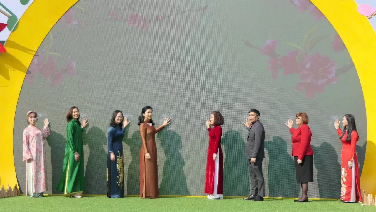 Hương sắc Tết Việt 'tô điểm' ngoại giao văn hoá, gắn kết tình hữu nghị quốc tế Hương sắc Tết Việt 'tô điểm' ngoại giao văn hoá, gắn kết tình hữu nghị quốc tế