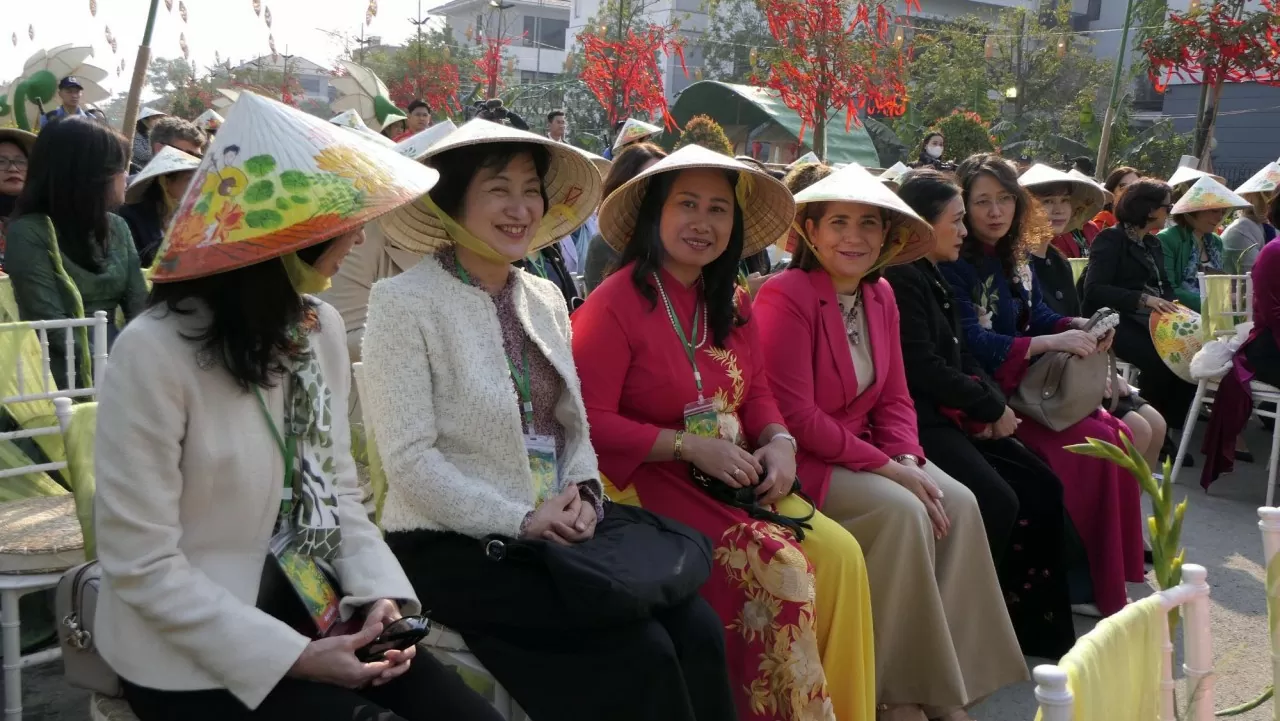 Phu nhân Ngô Phương Ly tự tay gói bánh chưng, xin câu đối nhân dịp Tết Nguyên đán 2025