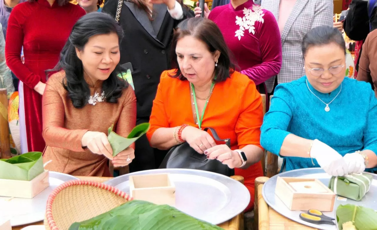 Hương sắc Tết Việt 'tô điểm' ngoại giao văn hoá, gắn kết tình hữu nghị quốc tế Hương sắc Tết Việt 'tô điểm' ngoại giao văn hoá, gắn kết tình hữu nghị quốc tế