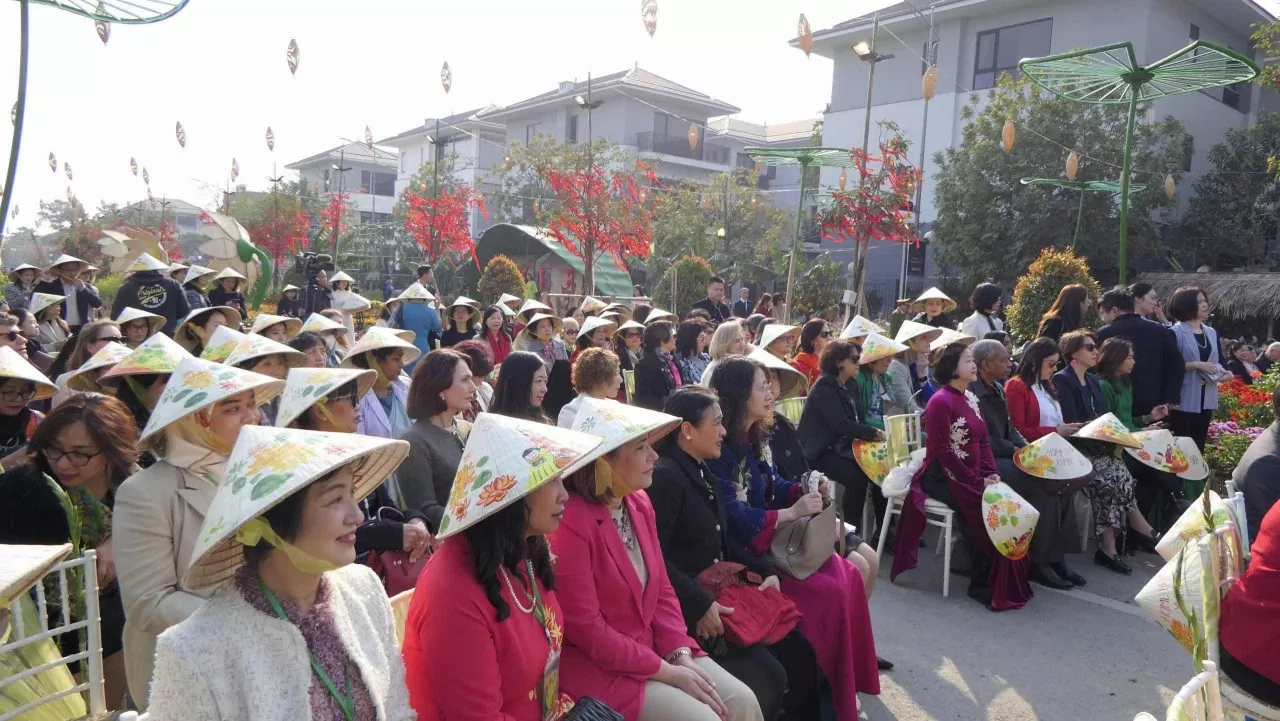 Hương sắc Tết Việt 'tô điểm' ngoại giao văn hoá, gắn kết tình hữu nghị quốc tế Hương sắc Tết Việt 'tô điểm' ngoại giao văn hoá, gắn kết tình hữu nghị quốc tế