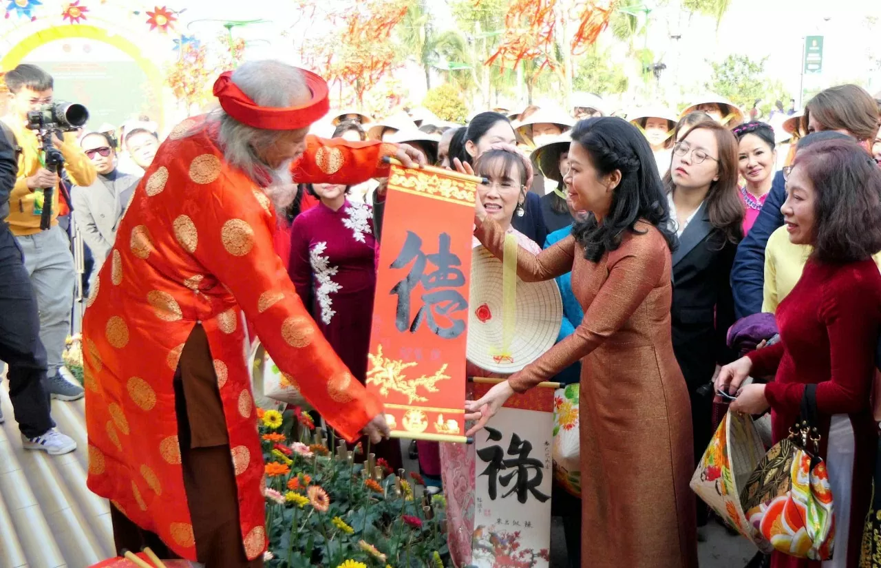 Hương sắc Tết Việt 'tô điểm' ngoại giao văn hoá, gắn kết tình hữu nghị quốc tế Hương sắc Tết Việt 'tô điểm' ngoại giao văn hoá, gắn kết tình hữu nghị quốc tế