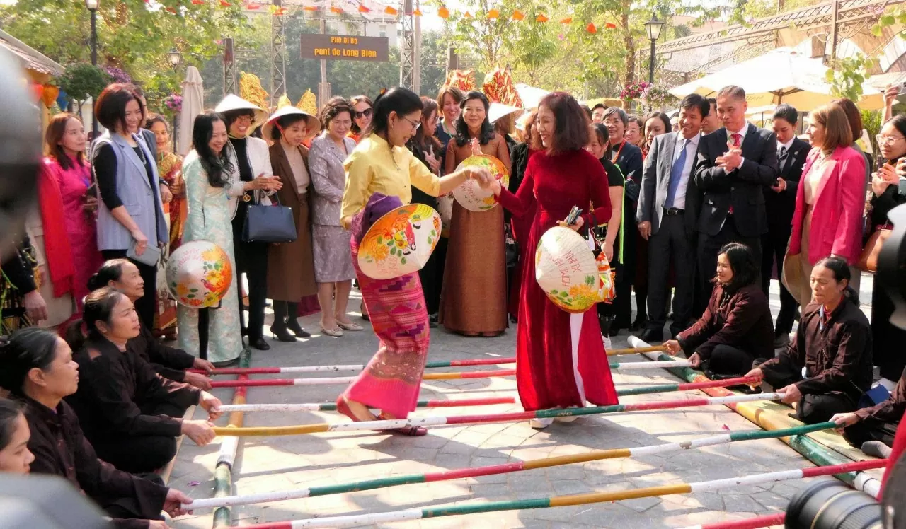 Hương sắc Tết Việt 'tô điểm' ngoại giao văn hoá, gắn kết tình hữu nghị quốc tế Hương sắc Tết Việt 'tô điểm' ngoại giao văn hoá, gắn kết tình hữu nghị quốc tế