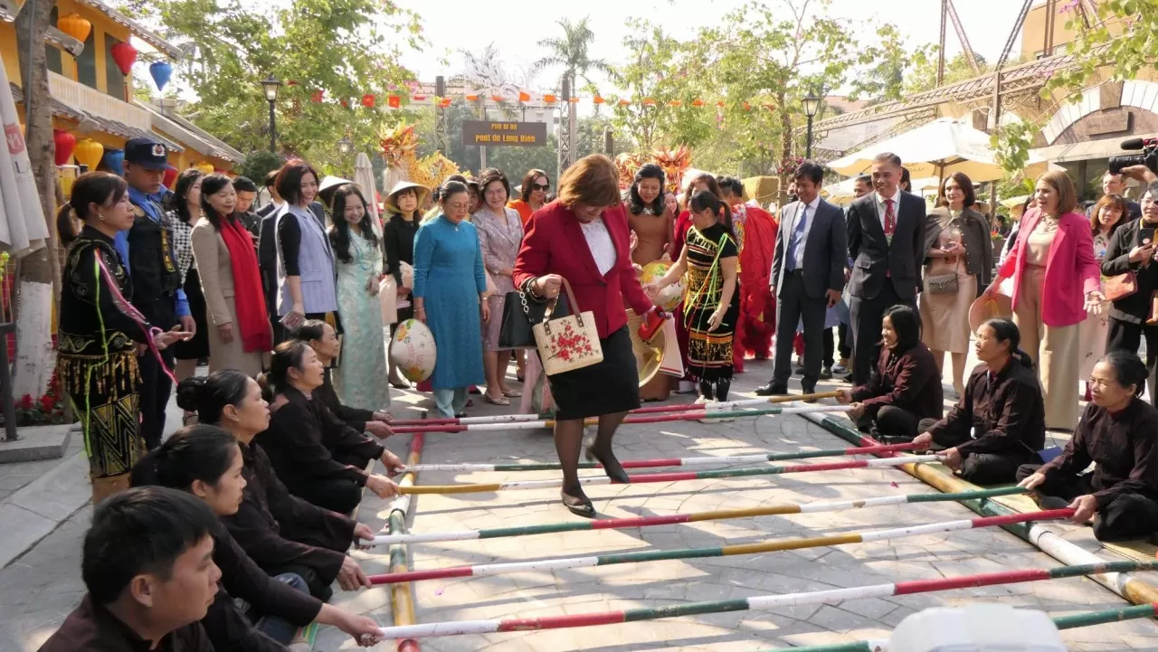 Phu nhân Ngô Phương Ly tự tay gói bánh chưng, xin câu đối nhân dịp Tết Nguyên đán 2025