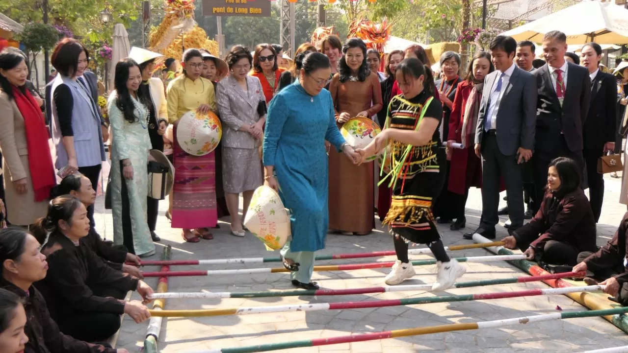 Phu nhân Ngô Phương Ly tự tay gói bánh chưng, xin câu đối nhân dịp Tết Nguyên đán 2025
