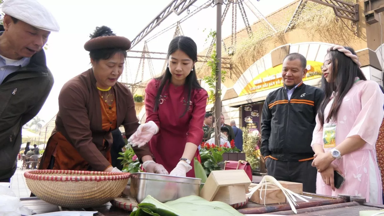 Phu nhân Ngô Phương Ly tự tay gói bánh chưng, xin câu đối nhân dịp Tết Nguyên đán 2025