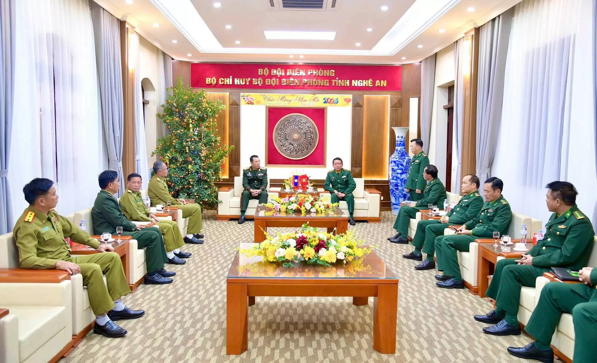 Lực lượng vũ trang tỉnh Xiengkhuang, Lào tặng quà, chúc Tết Ất Tỵ 2025 Bộ đội Biên phòng Nghệ An