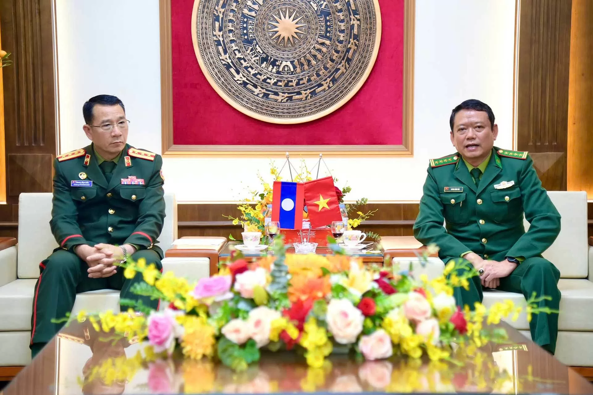 Lực lượng vũ trang tỉnh Xiengkhuang, Lào tặng quà, chúc Tết Ất Tỵ 2025 Bộ đội Biên phòng Nghệ An