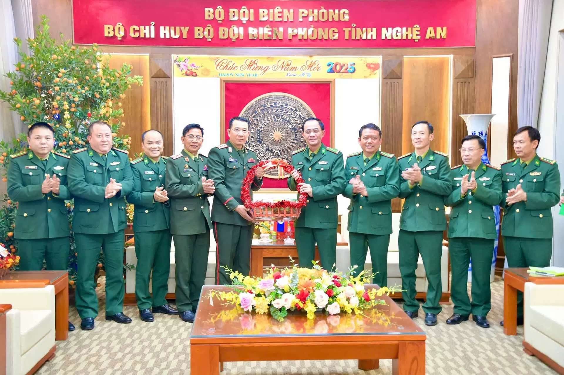 Lực lượng vũ trang tỉnh Xiengkhuang, Lào tặng quà, chúc Tết Ất Tỵ 2025 Bộ đội Biên phòng Nghệ An
