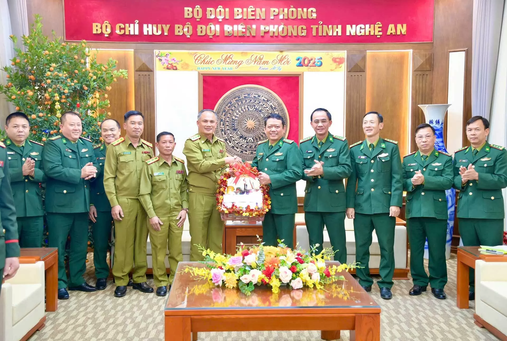 Lực lượng vũ trang tỉnh Xiengkhuang, Lào tặng quà, chúc Tết Ất Tỵ 2025 Bộ đội Biên phòng Nghệ An