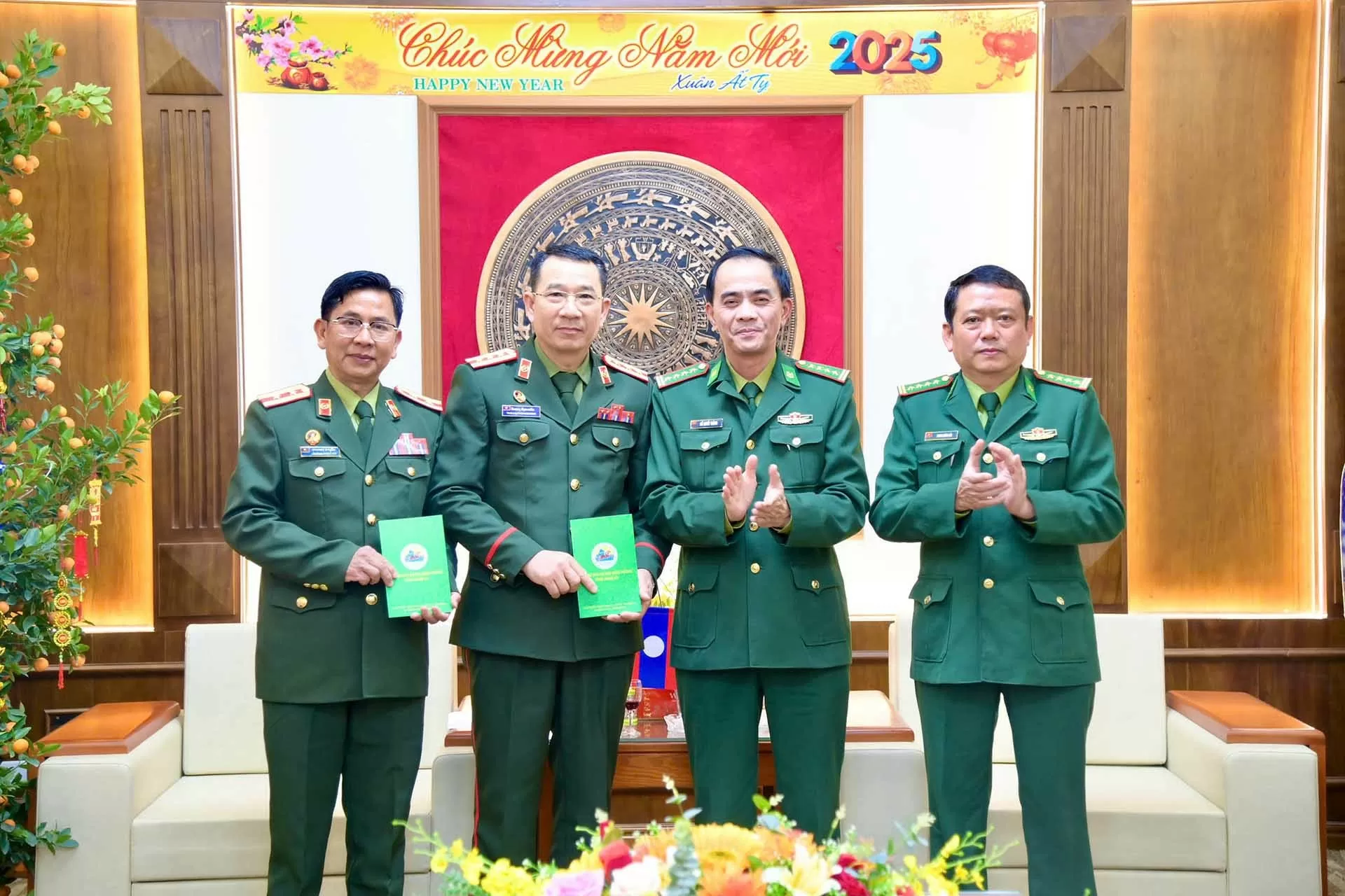 Lực lượng vũ trang tỉnh Xiengkhuang, Lào tặng quà, chúc Tết Ất Tỵ 2025 Bộ đội Biên phòng Nghệ An Lực lượng vũ trang tỉnh Xiengkhuang, Lào tặng quà, chúc Tết Ất Tỵ 2025 Bộ đội Biên phòng Nghệ An